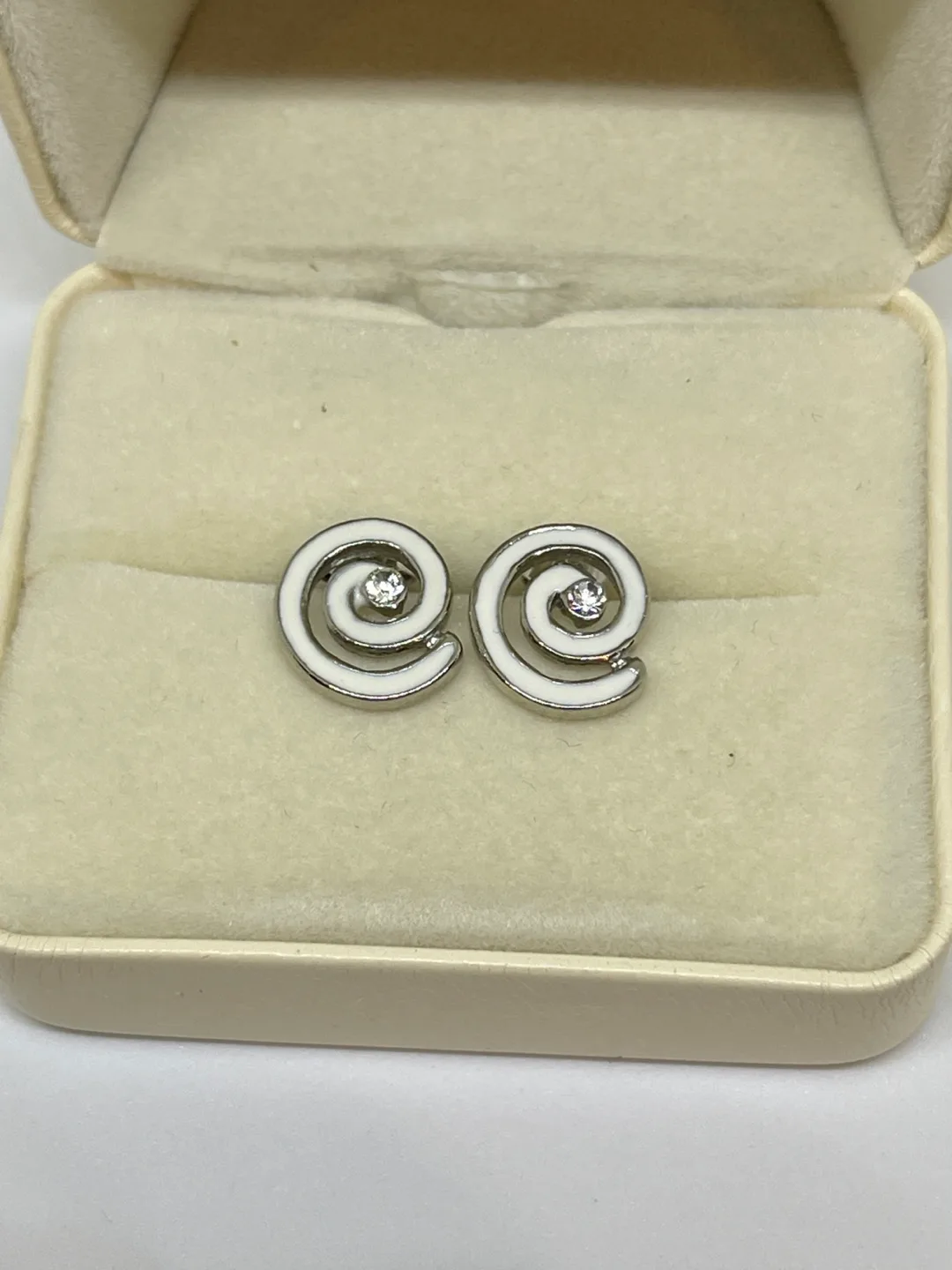 White Swirl Earrings thumbnail