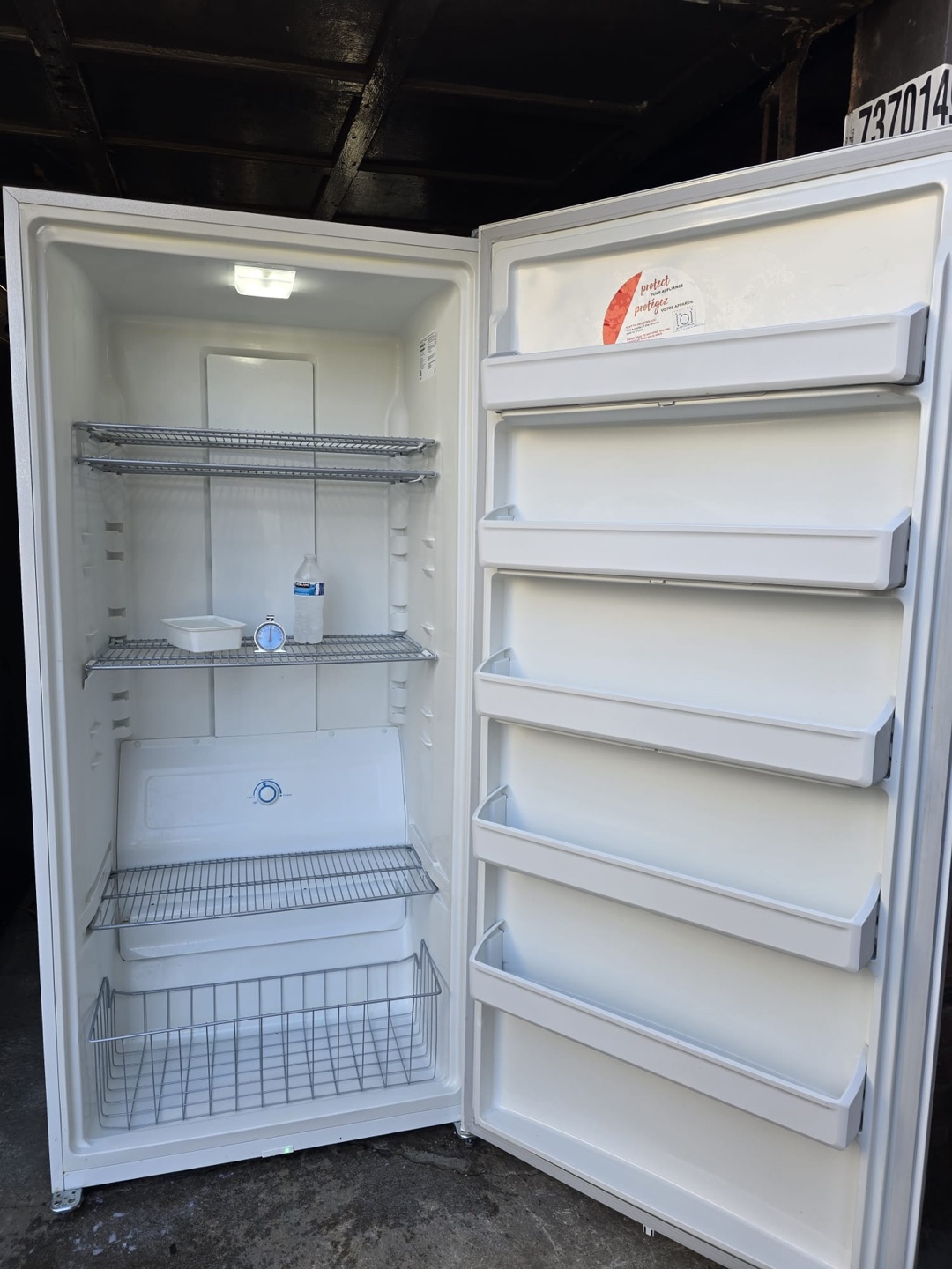 Frigidaire freezer - photo 2