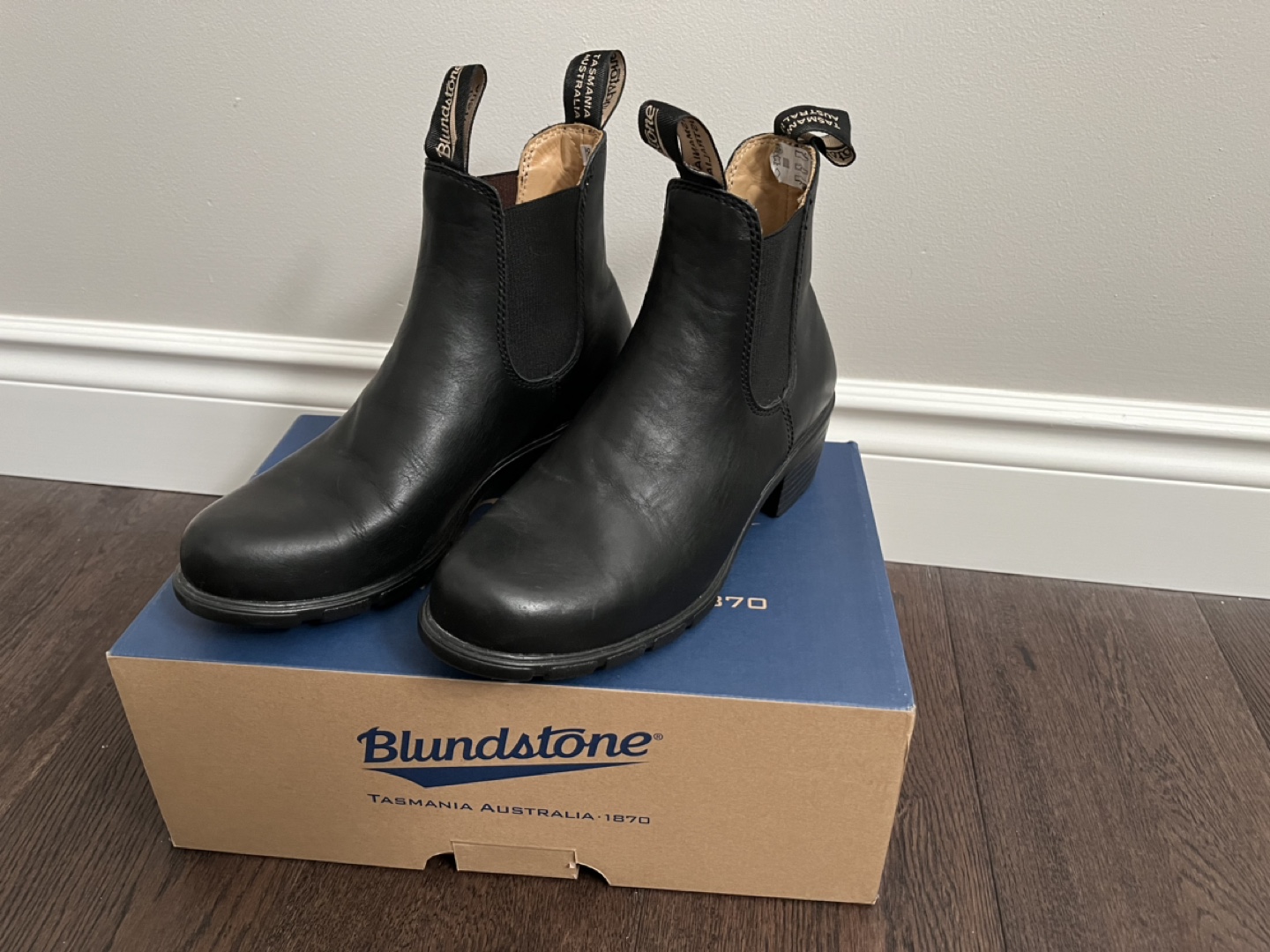 Blundstone Chelsea Boots women’s sz US 9.5 (new in the box)