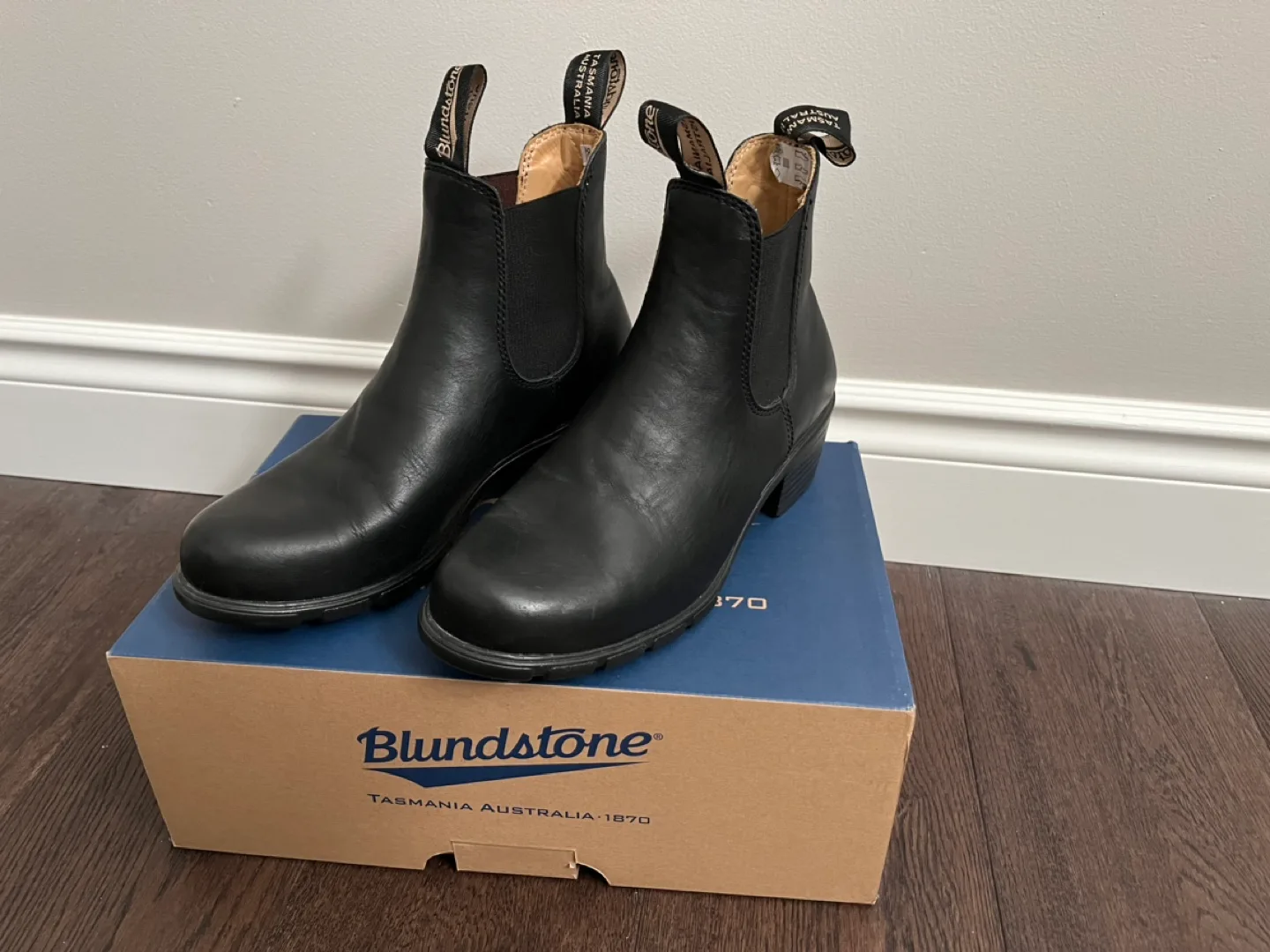 Blundstone Chelsea Boots women’s sz US 9.5 (new in the box) thumbnail