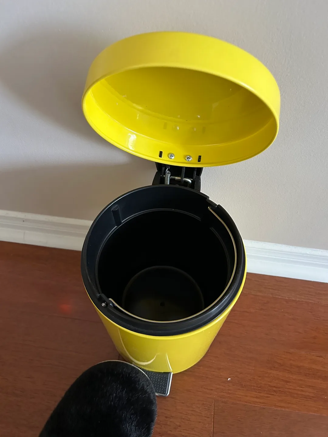 Yellow Step-on Trash Can image indicator(4)