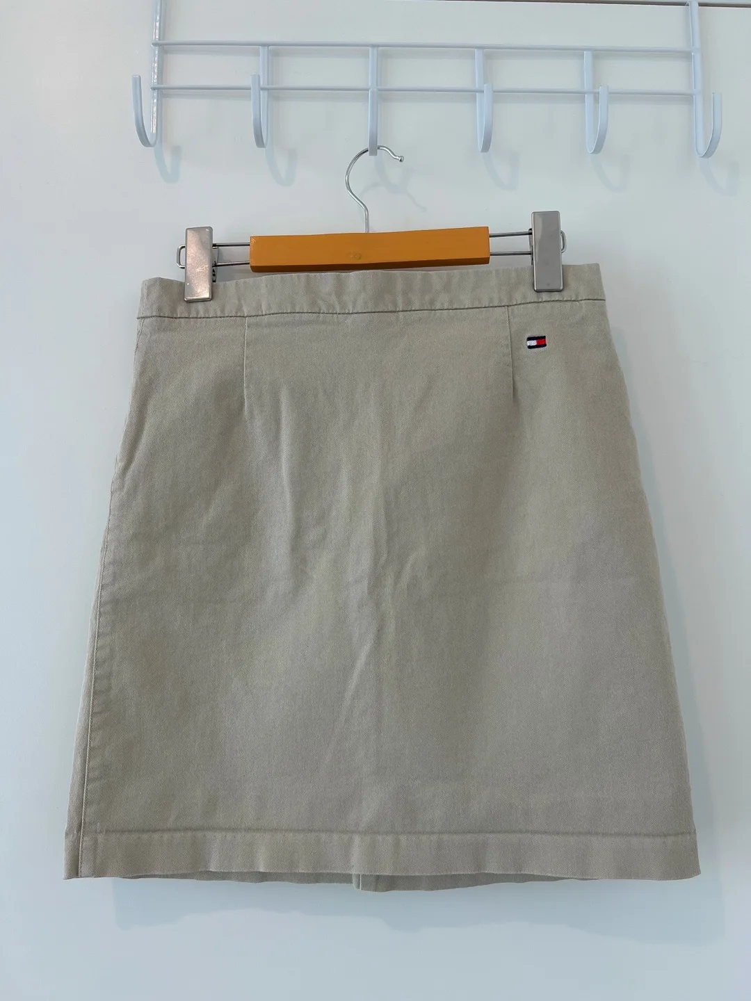 Vintage Tommy Hilfiger beige Mini Skirt Size 4 with 2 pockets image indicator(7)