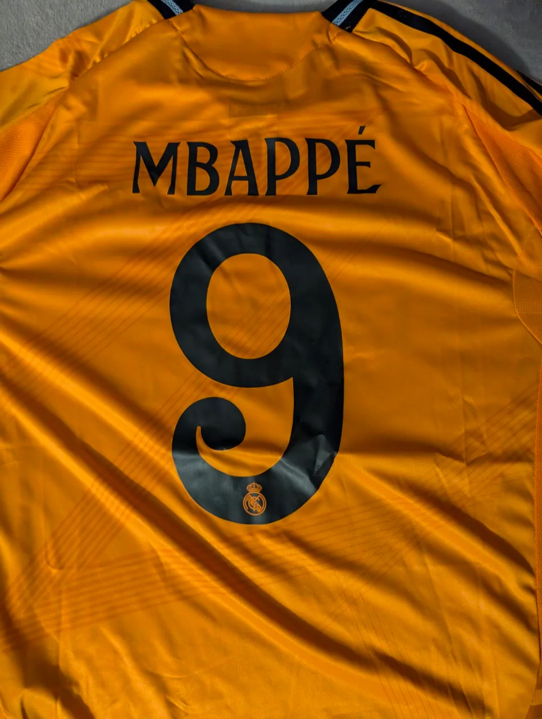 Real Madrid Mbappe Jersey image indicator(2)