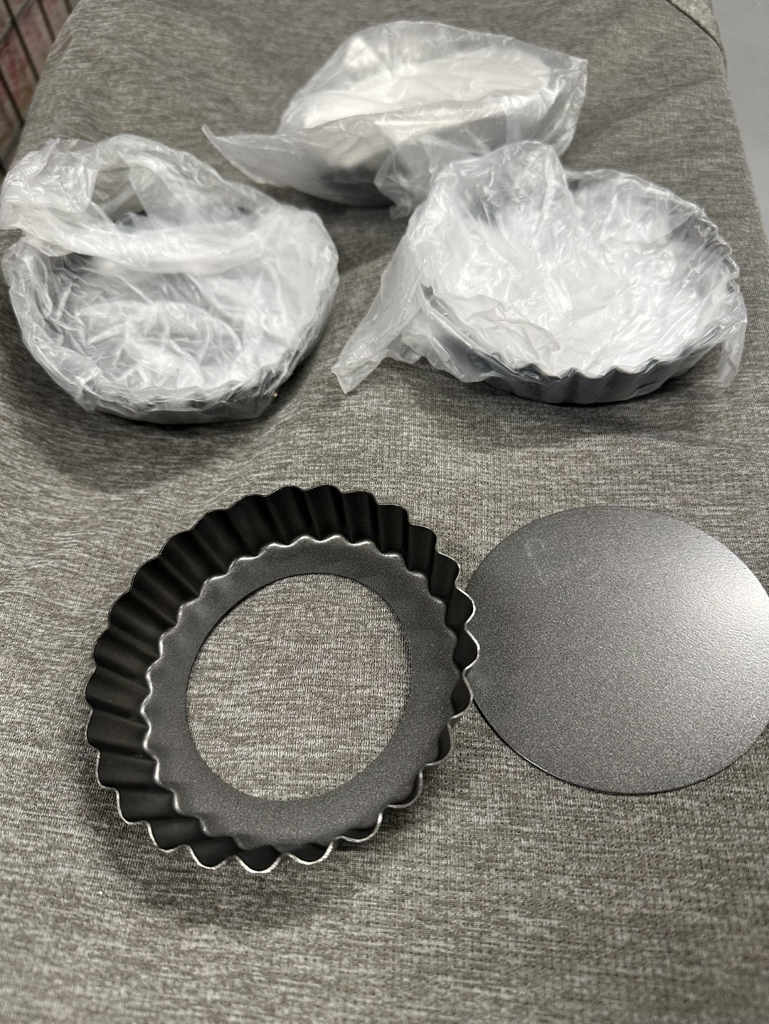 4 Piece Tart Pan Set Removable Bottom, Non-Stick, Carbon Steel - photo 4
