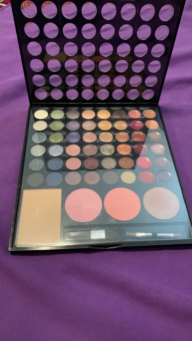 Sephora 48 Colour makeup pallet image indicator(2)