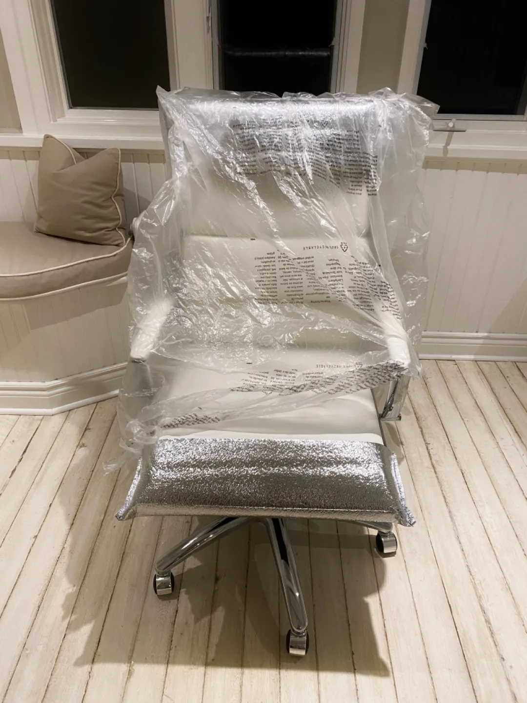 ⭐️BEAUTIFUL BRAND NEW WHITE & STAINLESS OFFICE CHAIR ⭐️ image indicator(2)