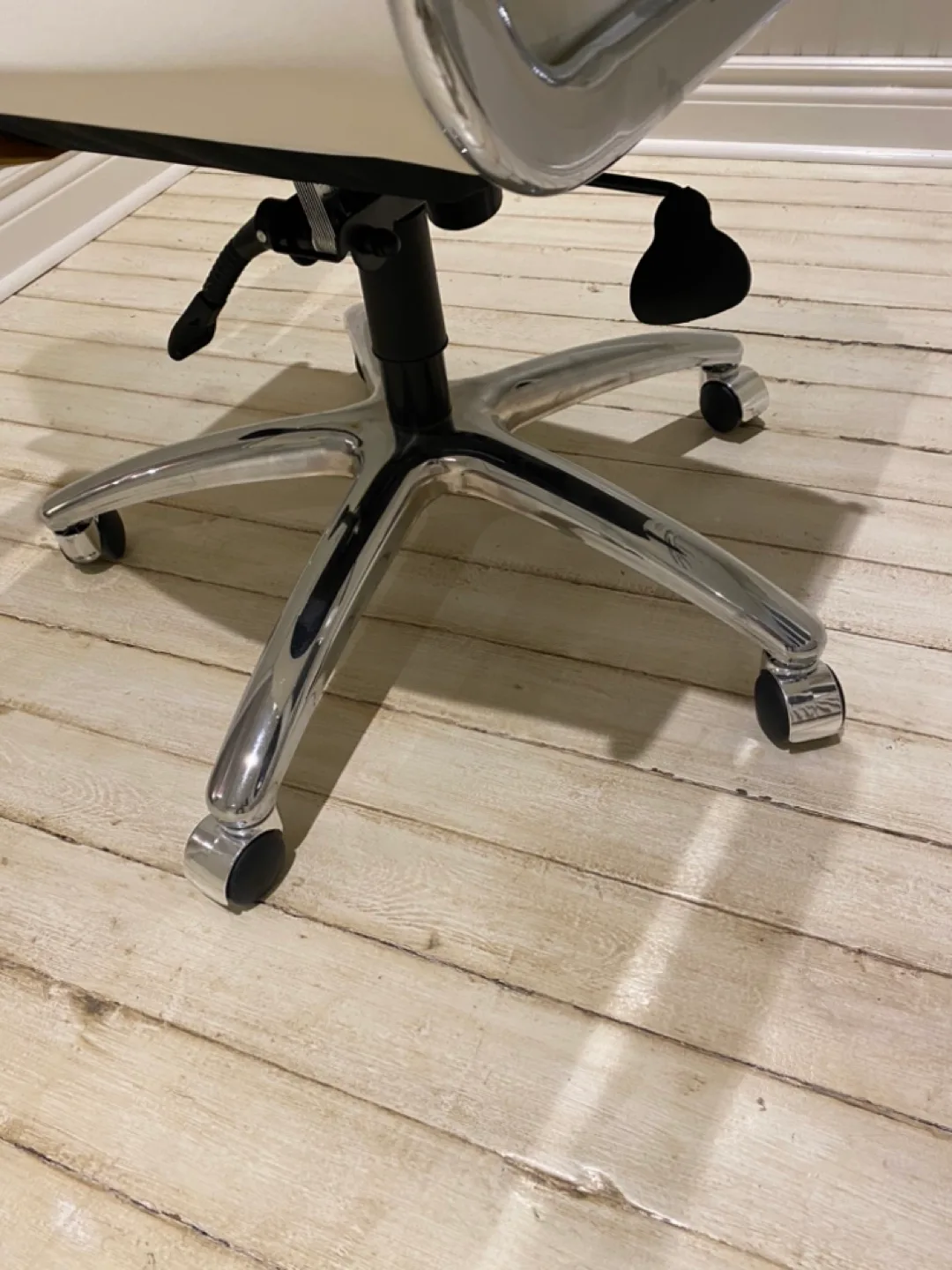 ⭐️BEAUTIFUL BRAND NEW WHITE & STAINLESS OFFICE CHAIR ⭐️ image indicator(5)