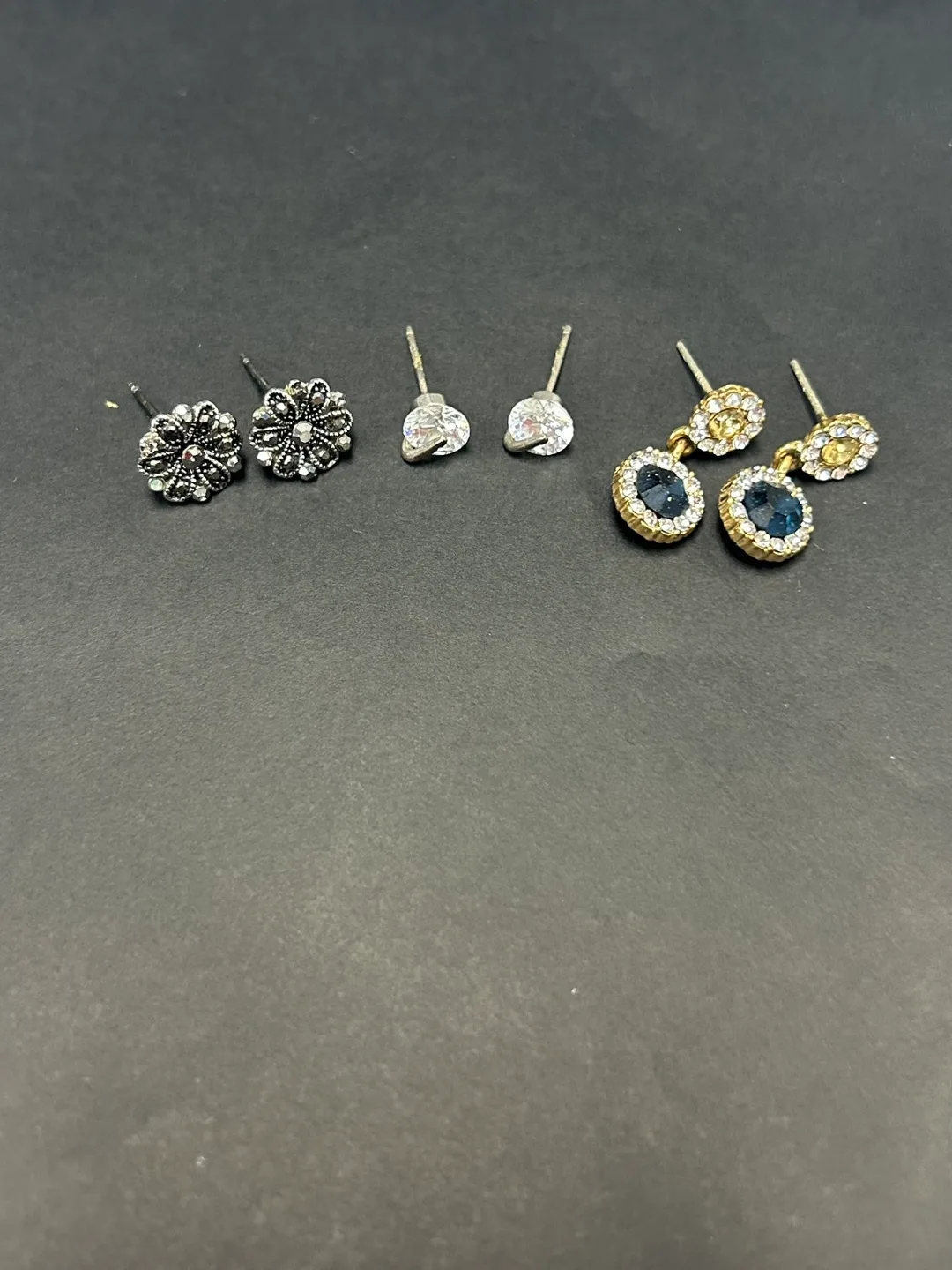 11 Pairs of Earrings image indicator(4)