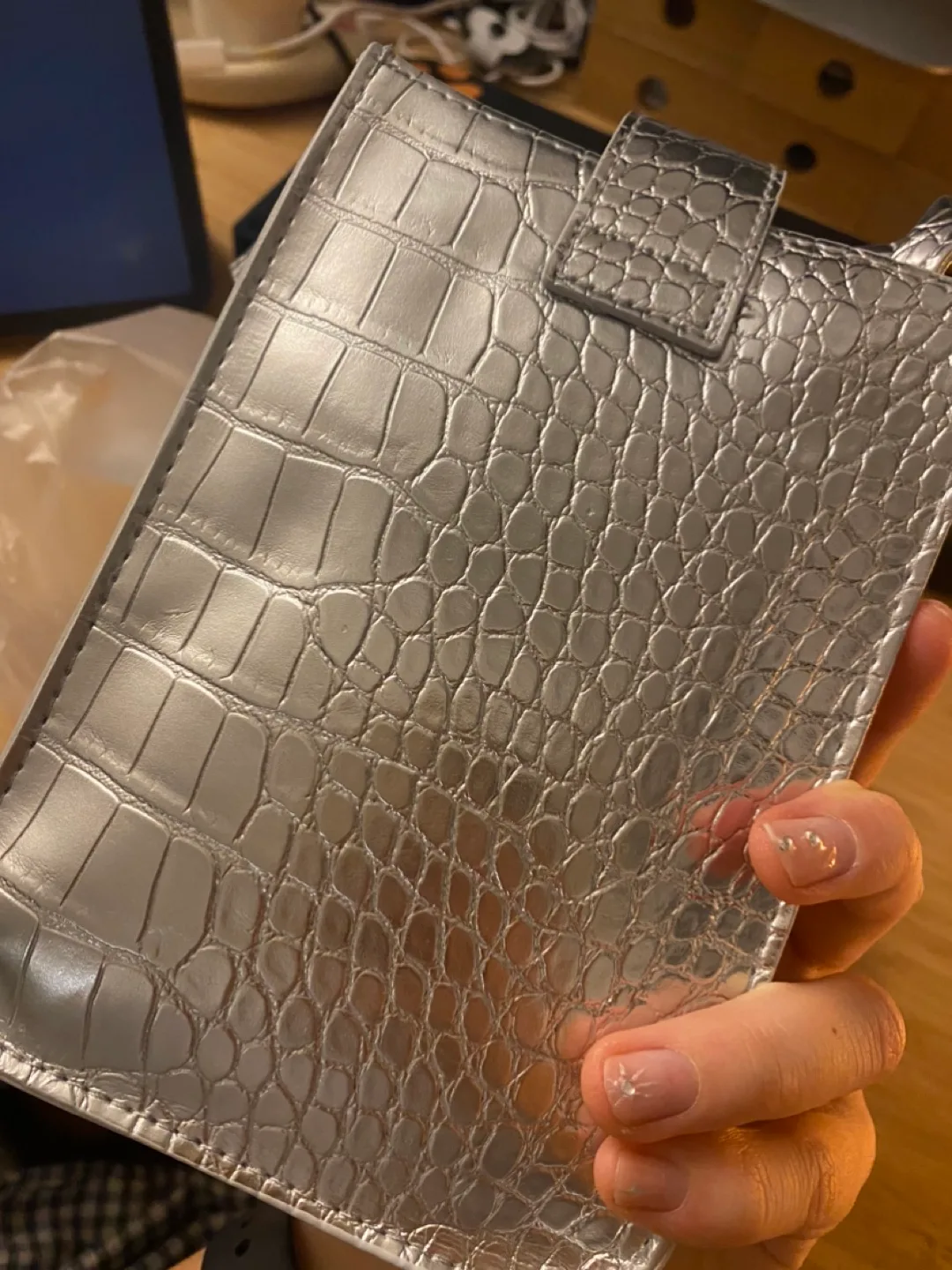 Silver Crocodile Pattern crossbody bag image indicator(2)