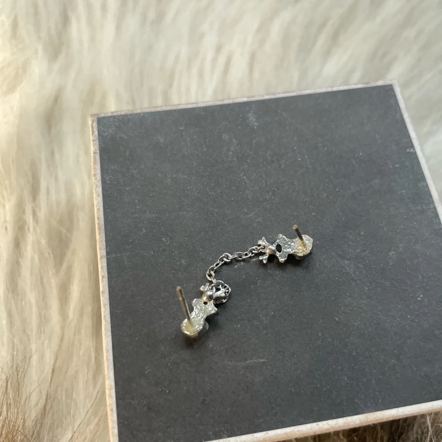 Skull and Crossbones Earrings image indicator(2)