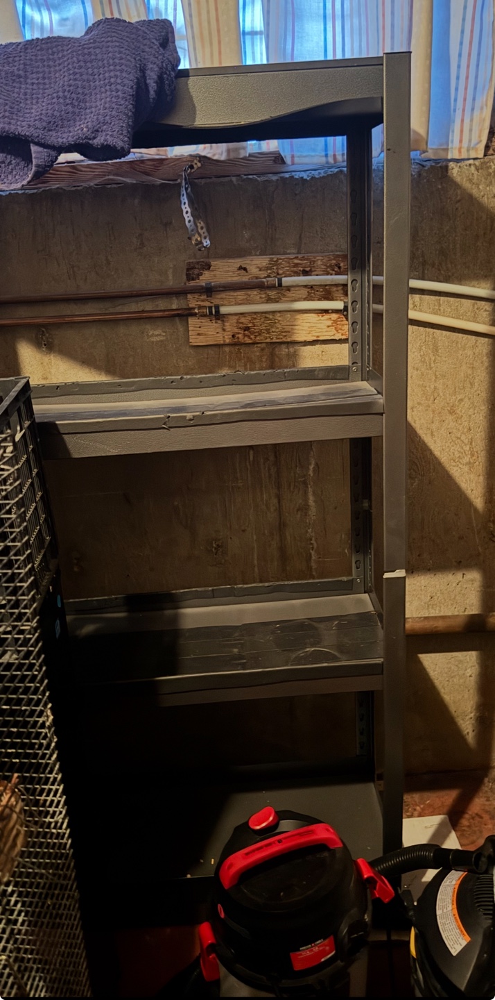 Metal shelving unit