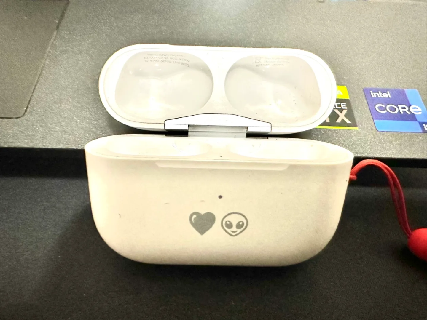 Apple AirPods Pro Case (2nd Generation) with AppleCare+ image indicator(3)