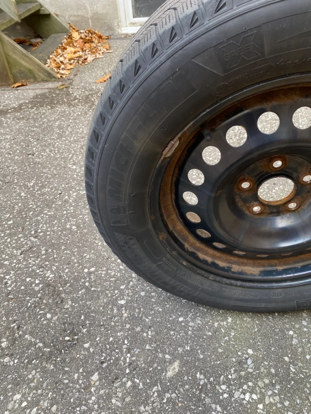 Set of 4 Winter Tires & Rims image indicator(3)