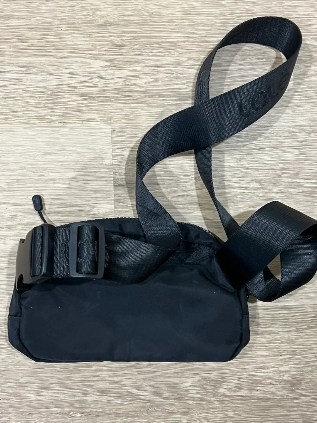 Lolë Unisex Belt Bag image indicator(2)