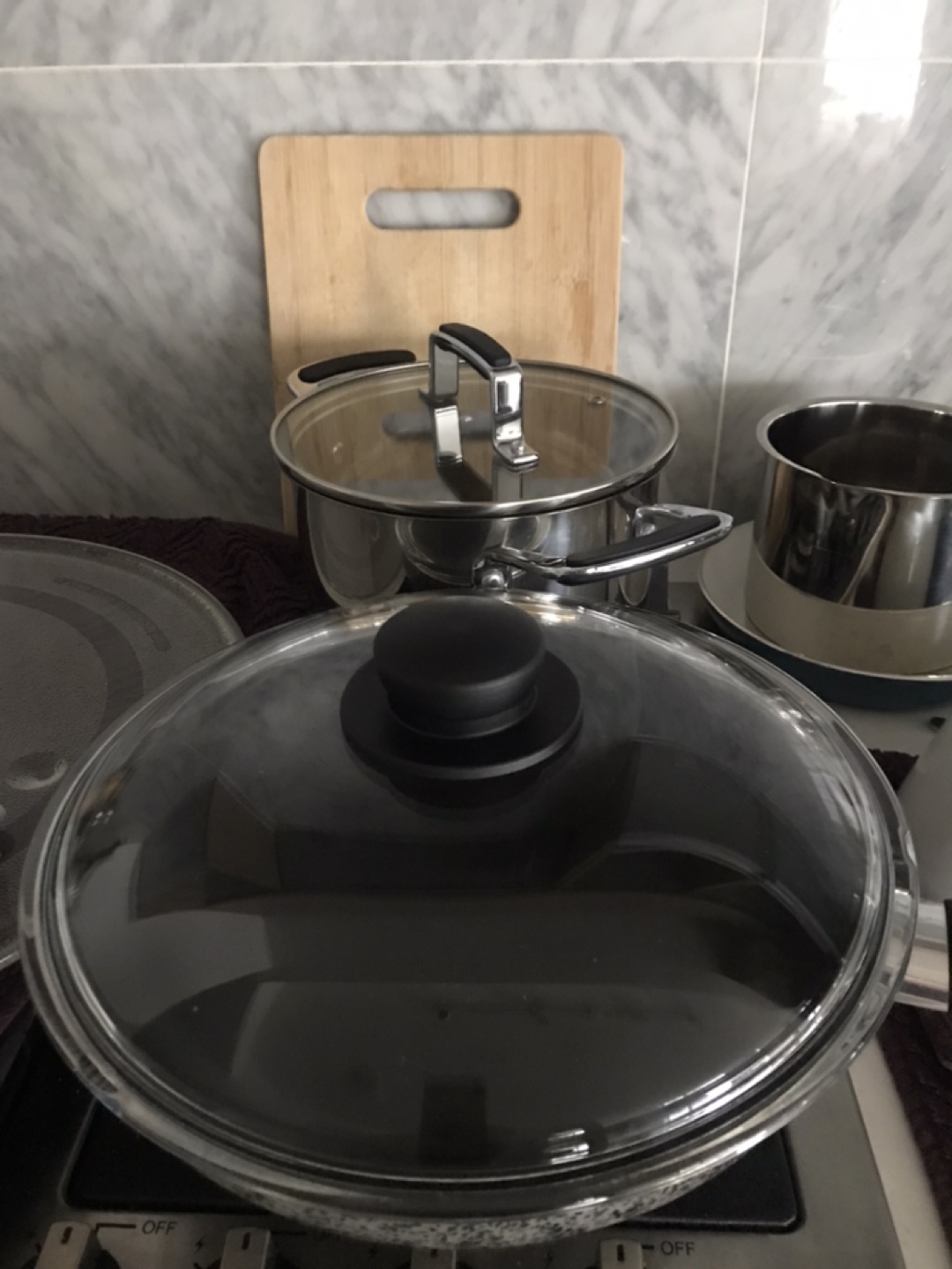 Assorted pots and pans (4)