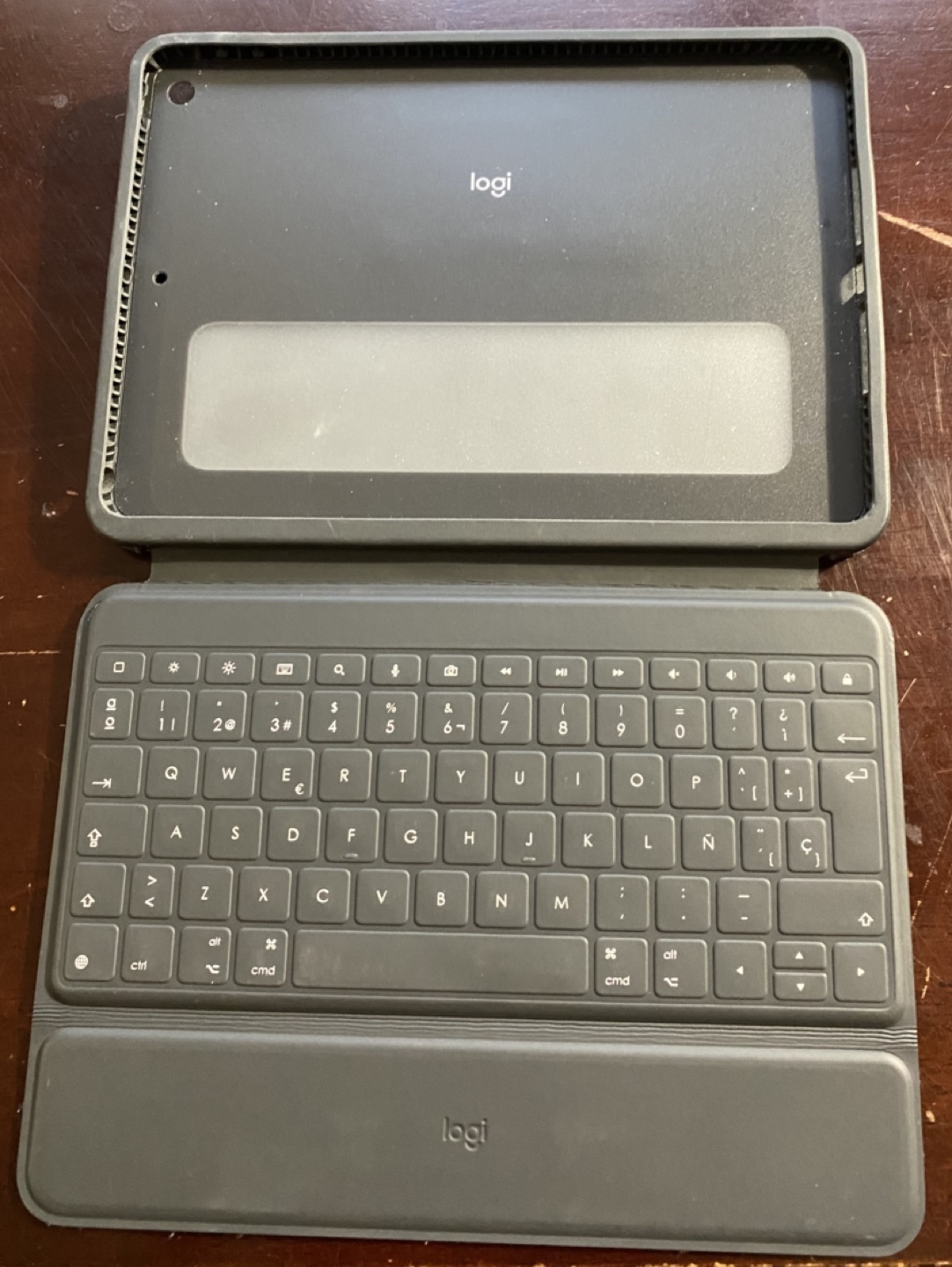 iPad with Logitech Keyboard Case - photo 3