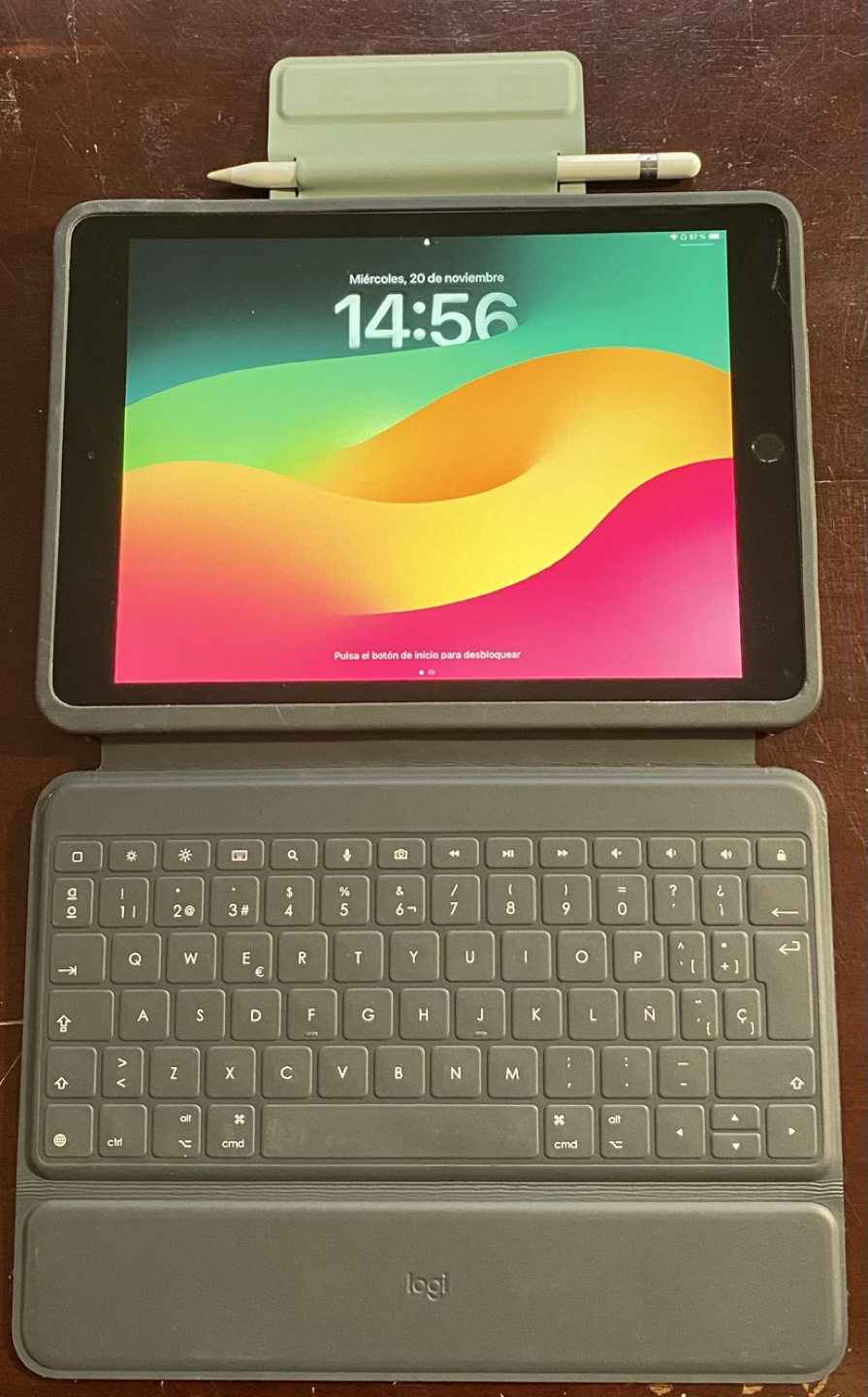 iPad with Logitech Keyboard Case - photo 4