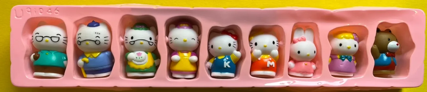 Authentic Hello Kitty Family Finger Puppets (Never Played) image indicator(4)