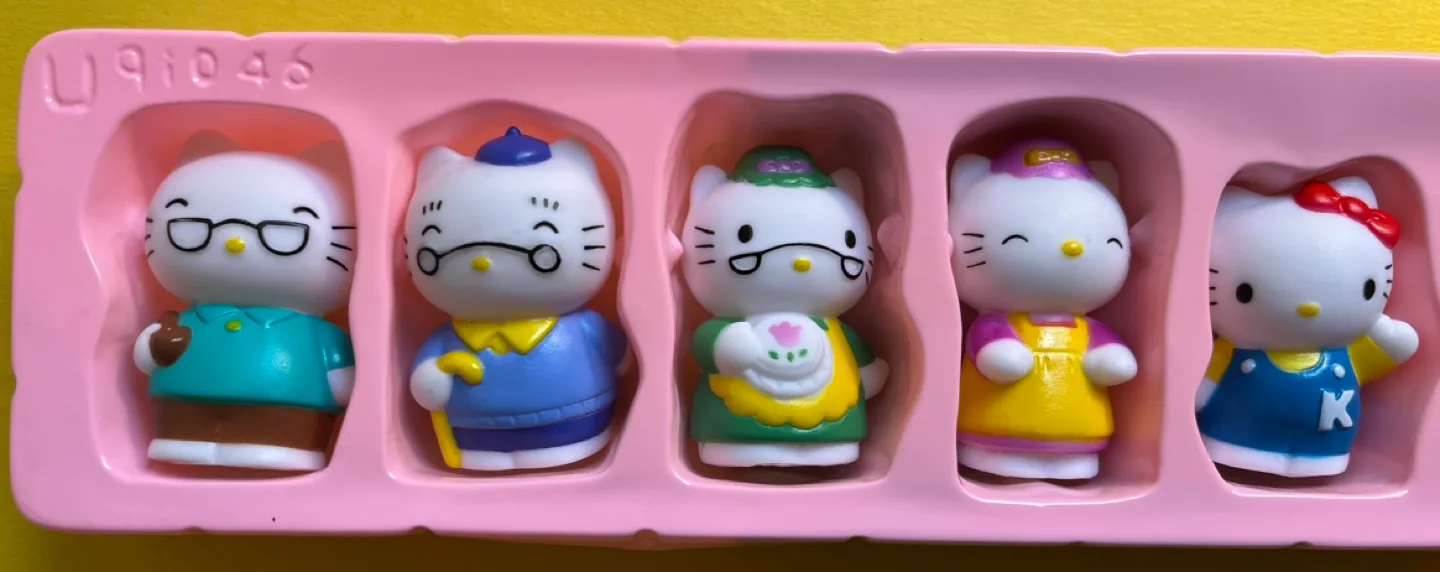 Authentic Hello Kitty Family Finger Puppets (Never Played) image indicator(5)