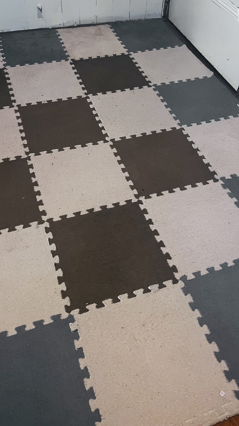 42 pieces Grey and White Interlocking Foam Floor Tiles - photo 3