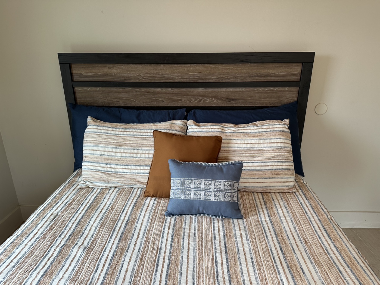 Queen size Bed Frame, mattress and box spring - photo 3