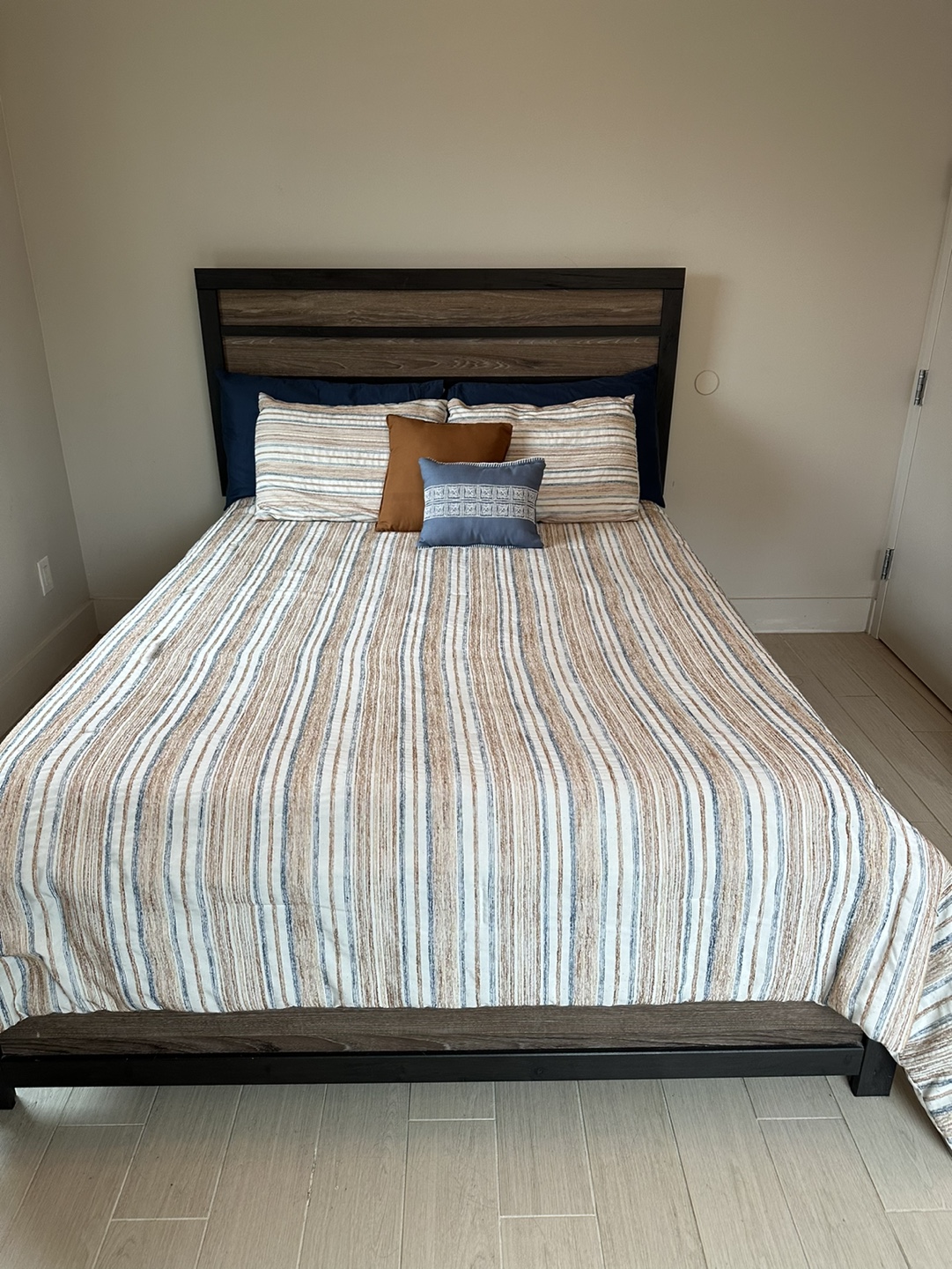 Queen size Bed Frame, mattress and box spring - photo 5