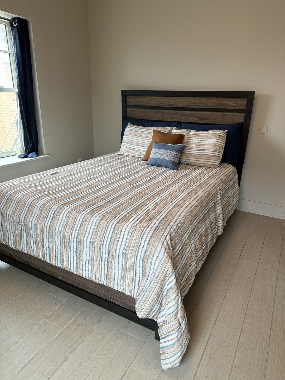 Queen size Bed Frame, mattress and box spring - photo 2