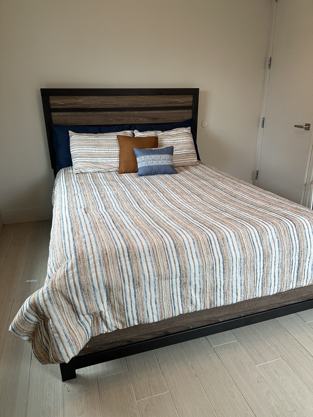Queen size Bed Frame, mattress and box spring - photo 4