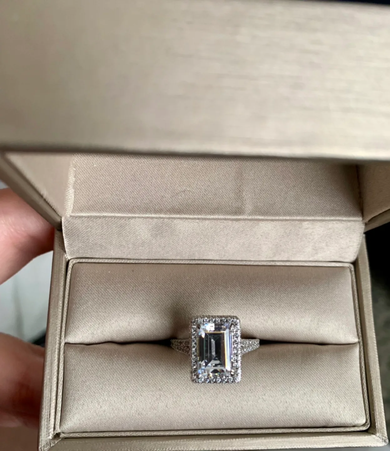 Emerald Cut Ring image indicator(2)