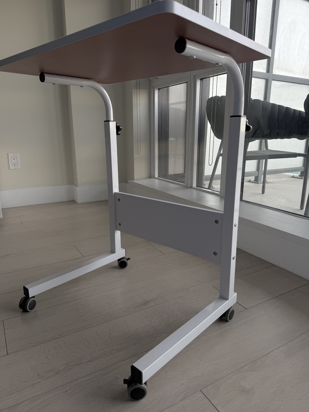 White Mobile desk - photo 3