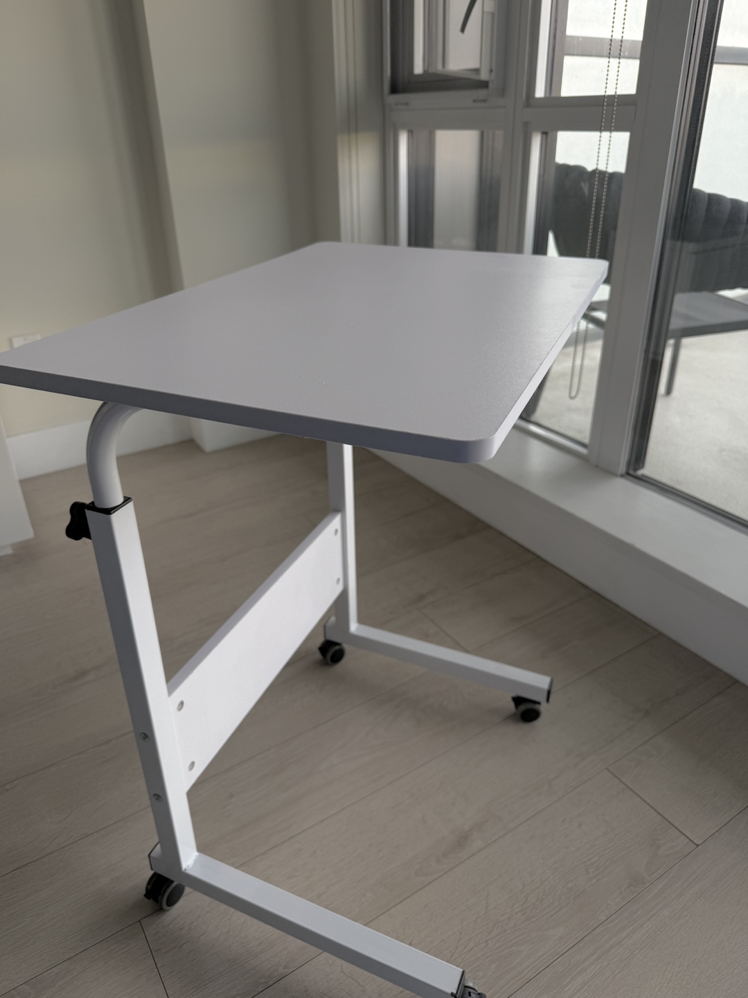 White Mobile desk - photo 2