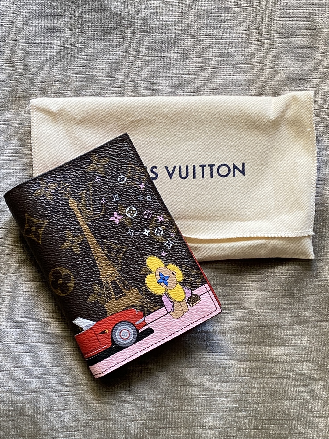 LOUIS VUITTON PASSPORT COVER - photo 5