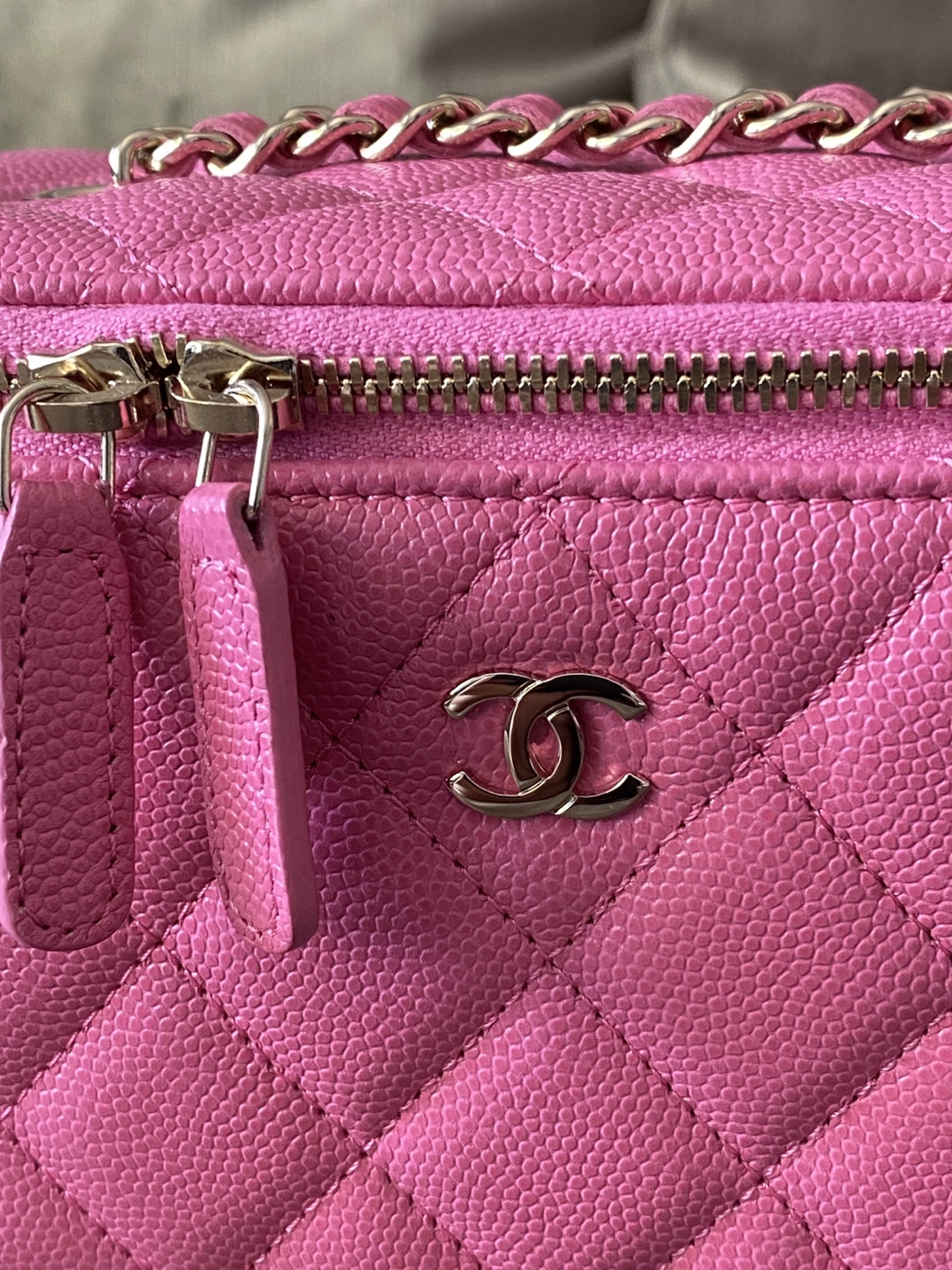 CHANEL VANITY BAG - photo 2