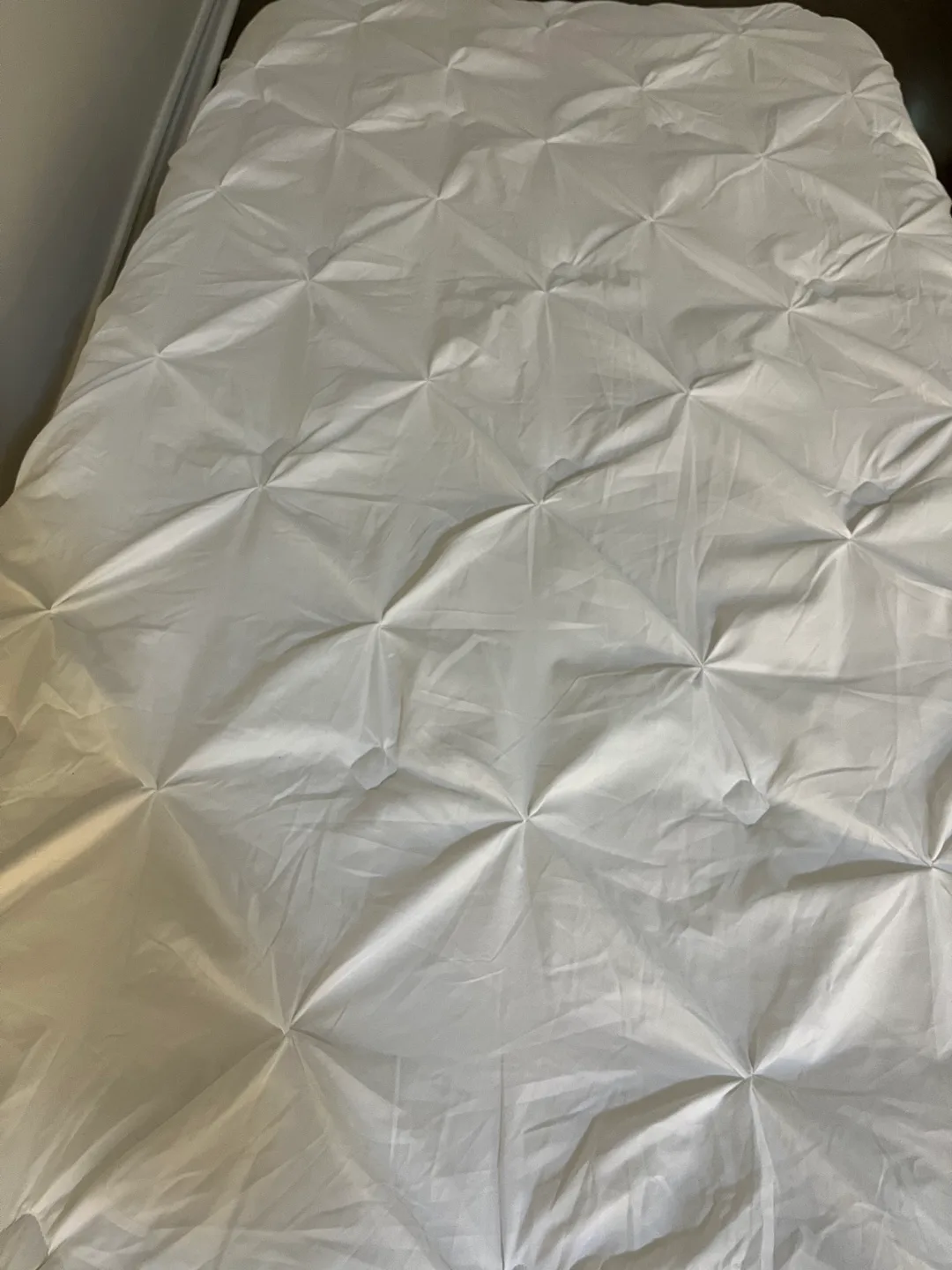 White comforter image indicator(2)