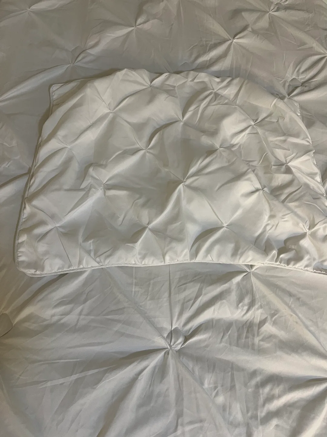White comforter image indicator(3)