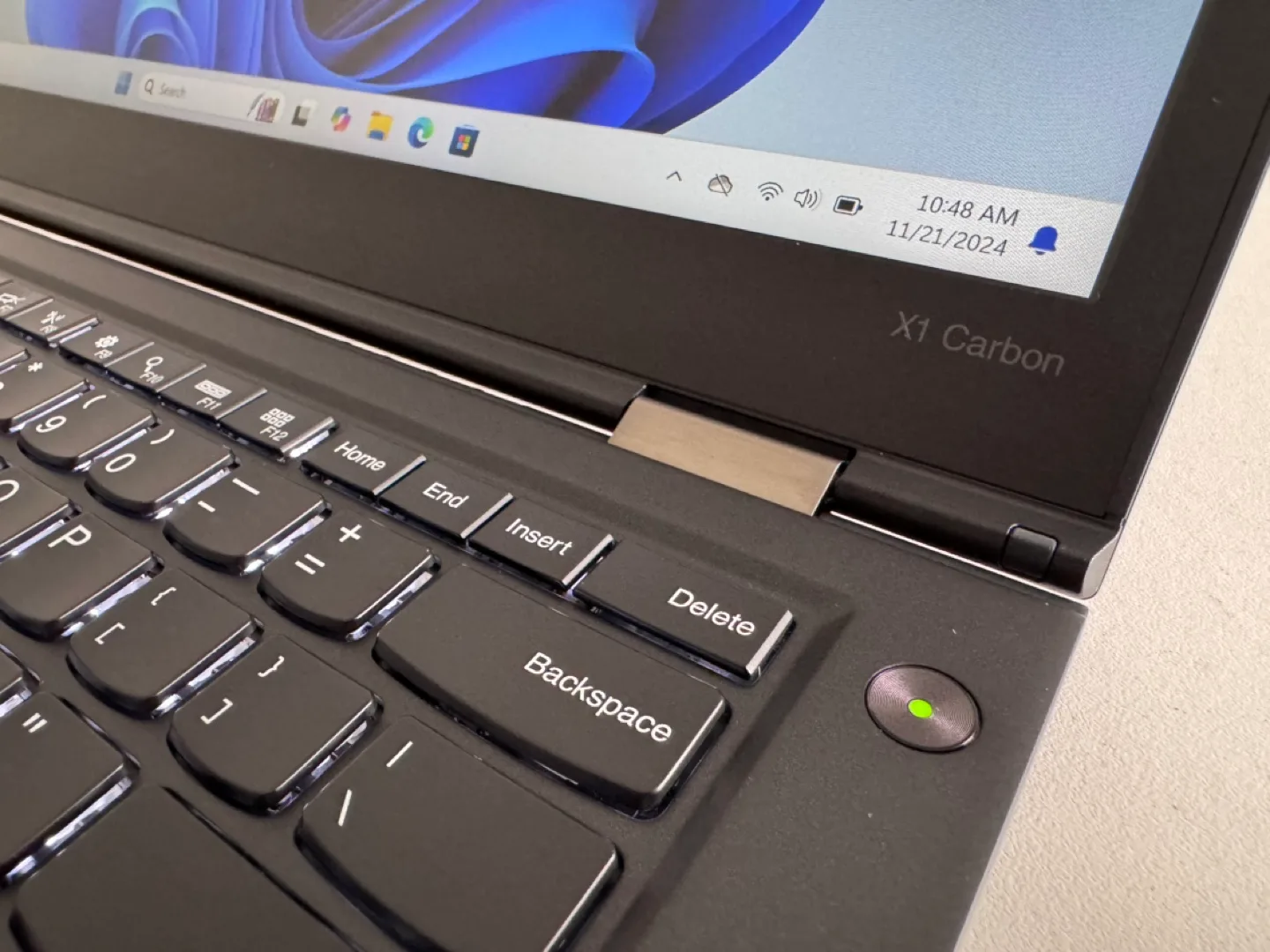 Lenovo ThinkPad X1 Carbon Laptop image indicator(4)