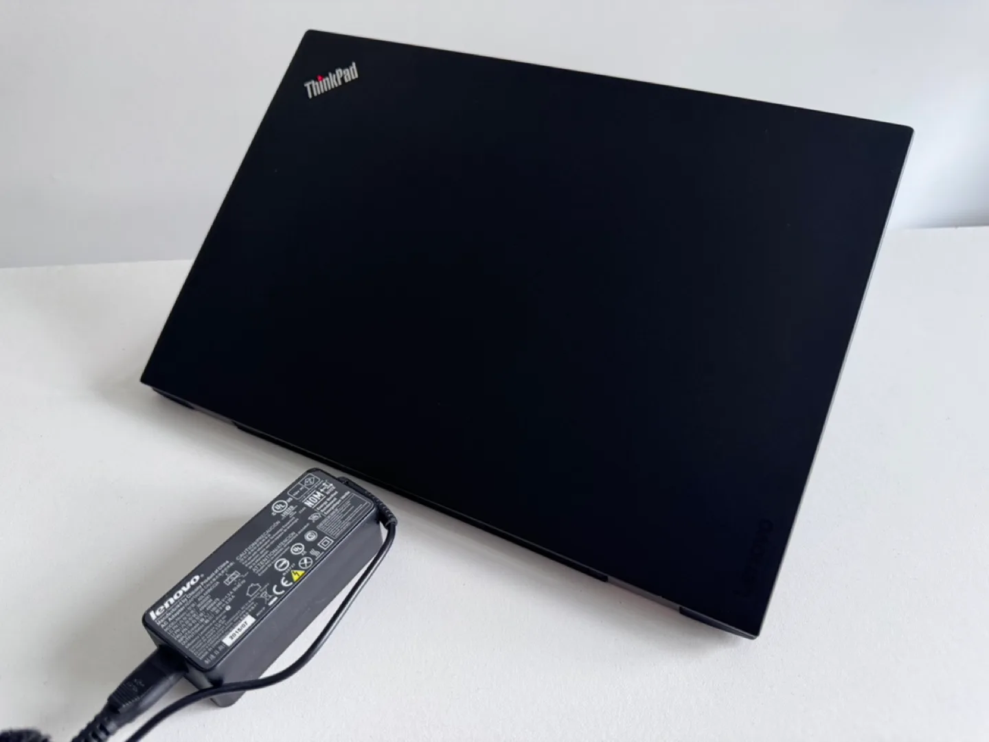 Lenovo ThinkPad X1 Carbon Laptop image indicator(3)