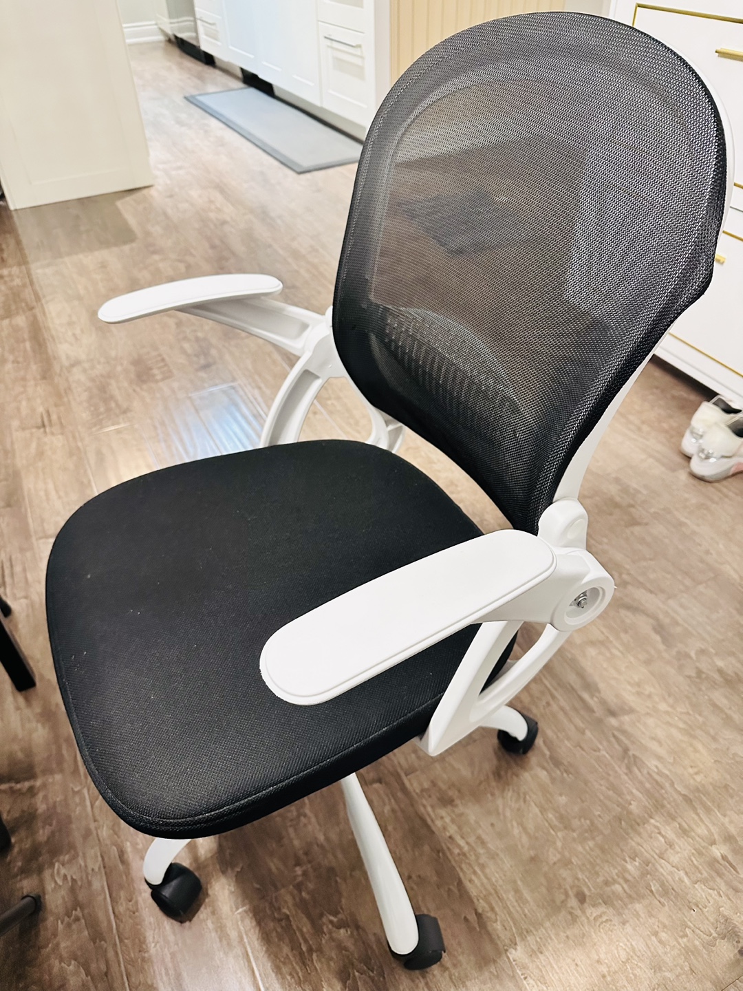 Black and White Mesh Office Chair - photo 2