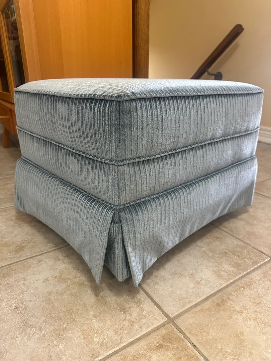 Ottoman, pillows image indicator(3)