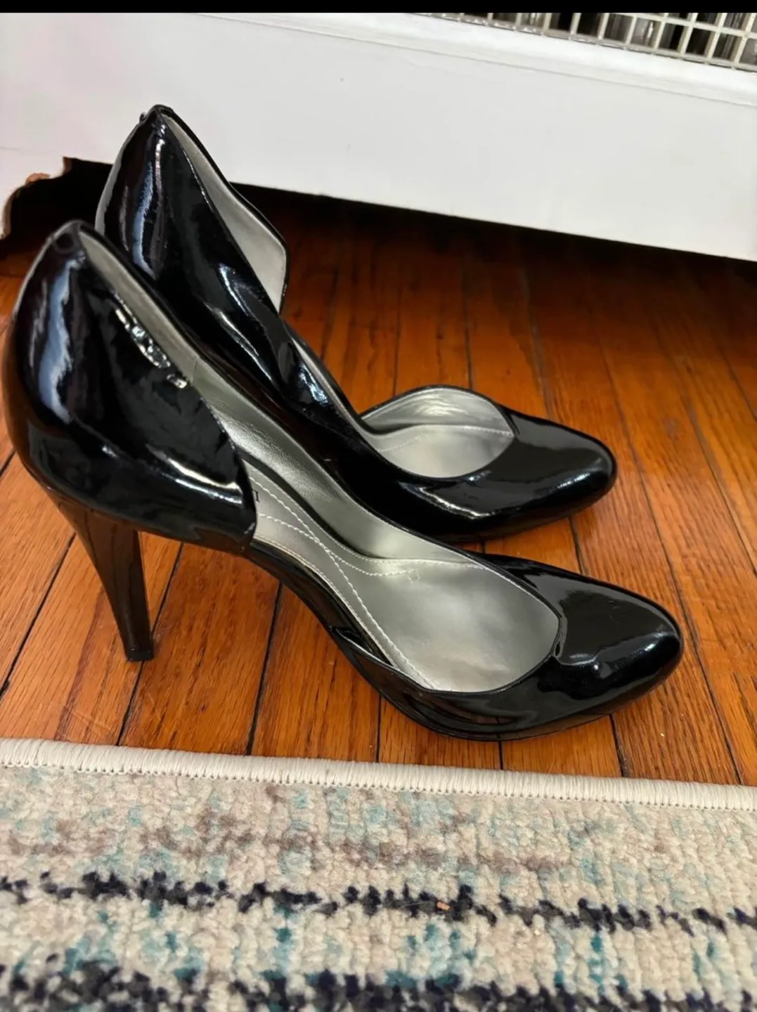 Black Pump Heels Size 8 1/2 image indicator(2)