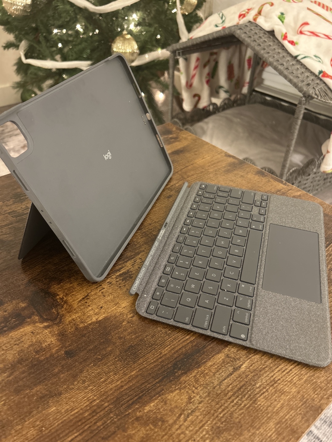 Logitech Combo Touch Keyboard Case for iPad - photo 3