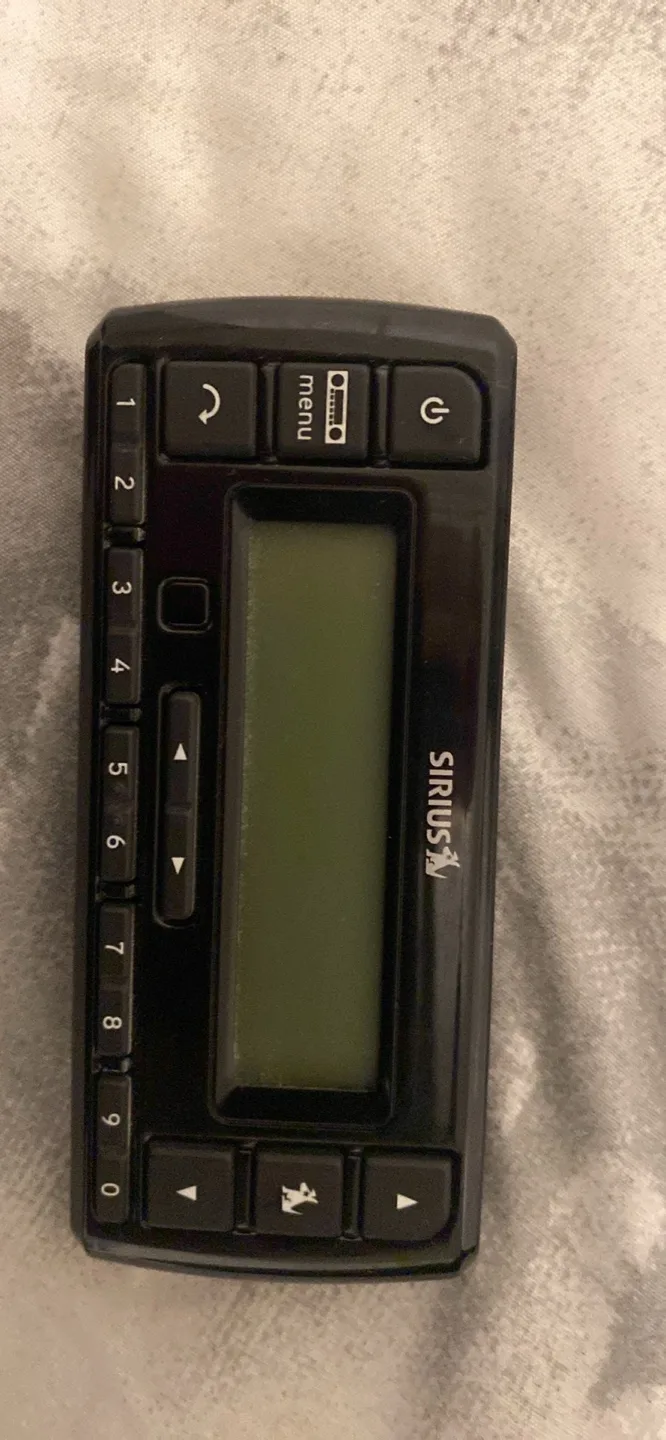 SiriusXM Stratus 7 Radio & Vehicle Kit plus speaker image indicator(2)