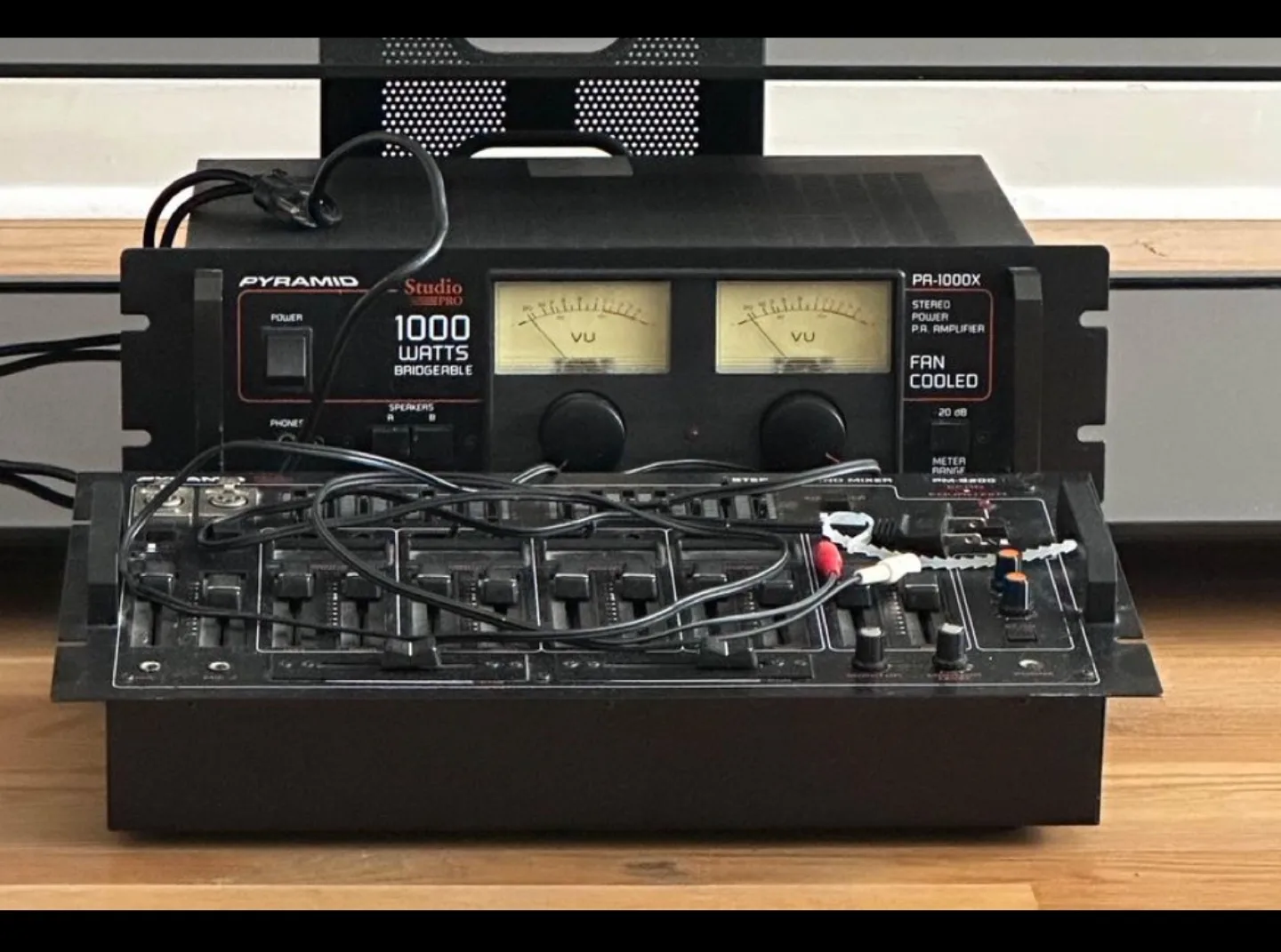 Pyramid PA-1000X Amplifier thumbnail