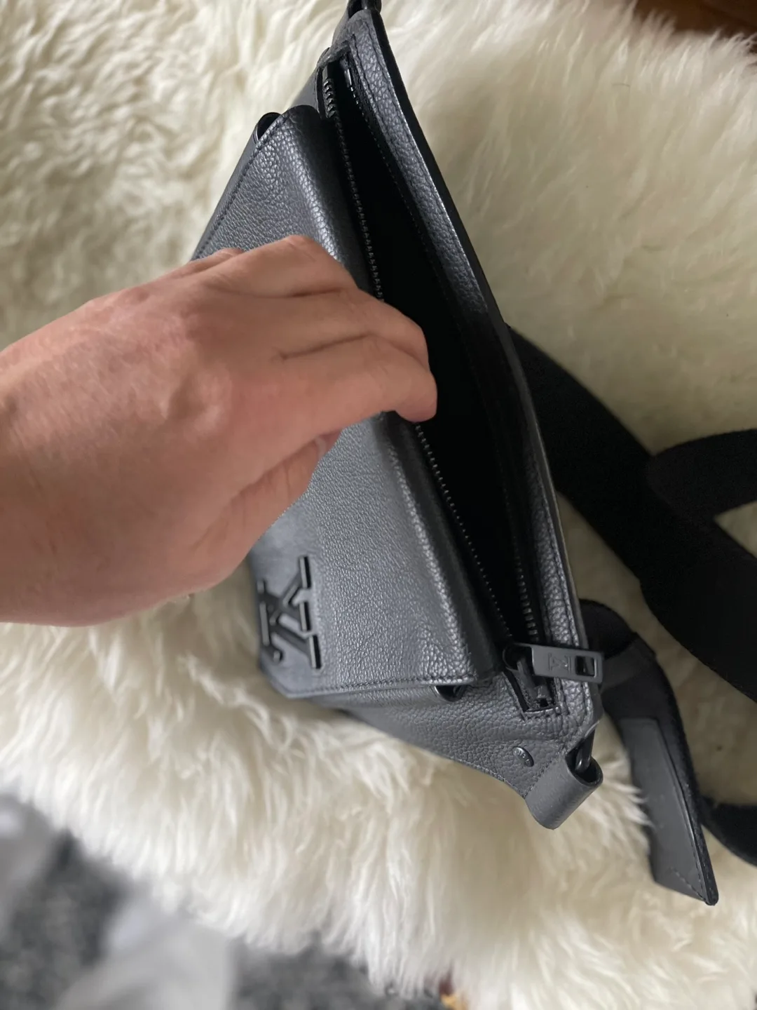 Louis Vuitton  side Bag image indicator(2)