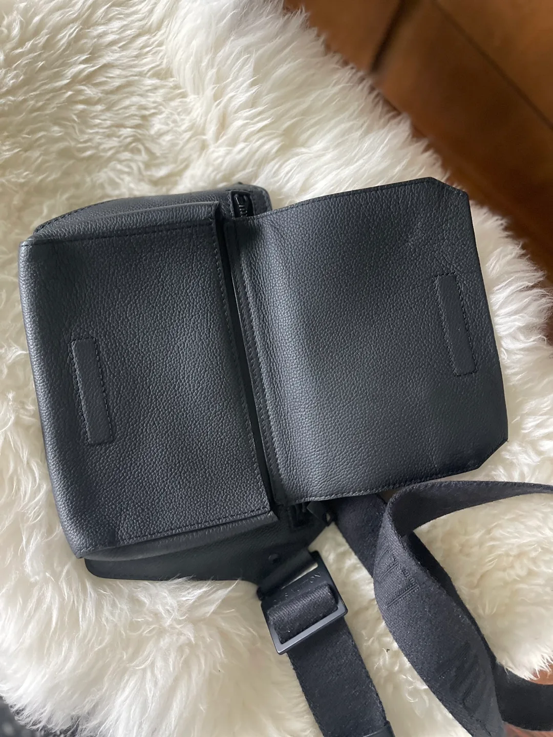 Louis Vuitton  side Bag image indicator(3)