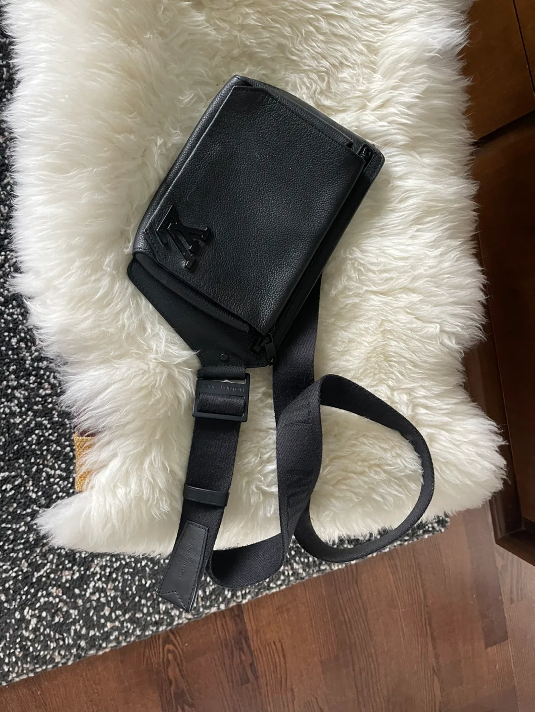 Louis Vuitton  side Bag image indicator(5)