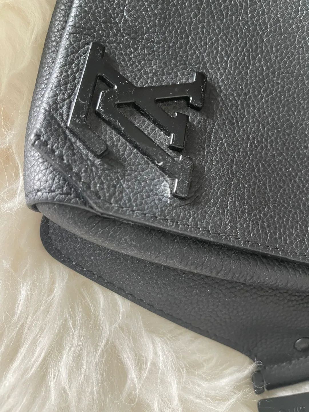 Louis Vuitton  side Bag image indicator(4)