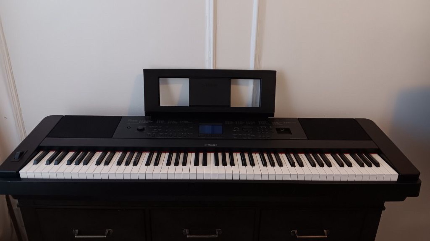YAMAHA DGX660 88-Key Weighted Digital Piano