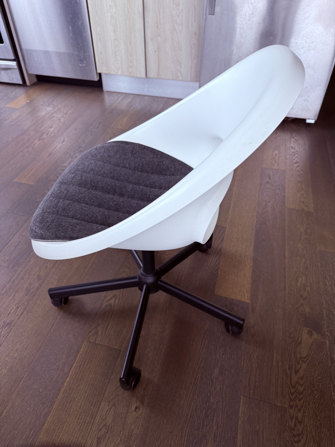 White swivel chair + grey pad cushion - photo 2