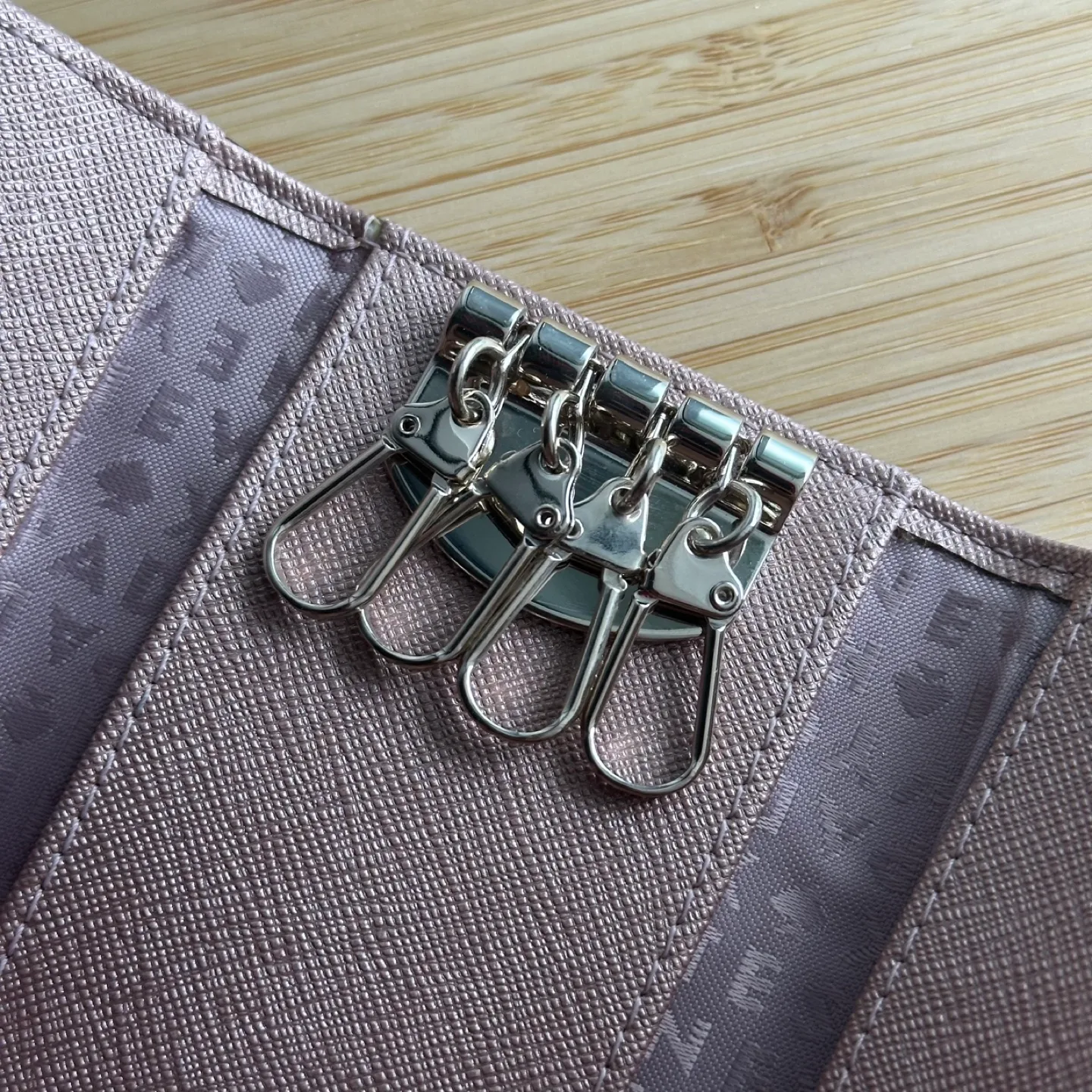 Kate Spade Key Ring Holder image indicator(3)